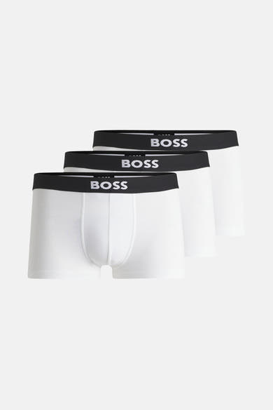 Witte boxer van BOSS ORANGE, gedragen door een man van achteren, ontbloot bovenlijf.