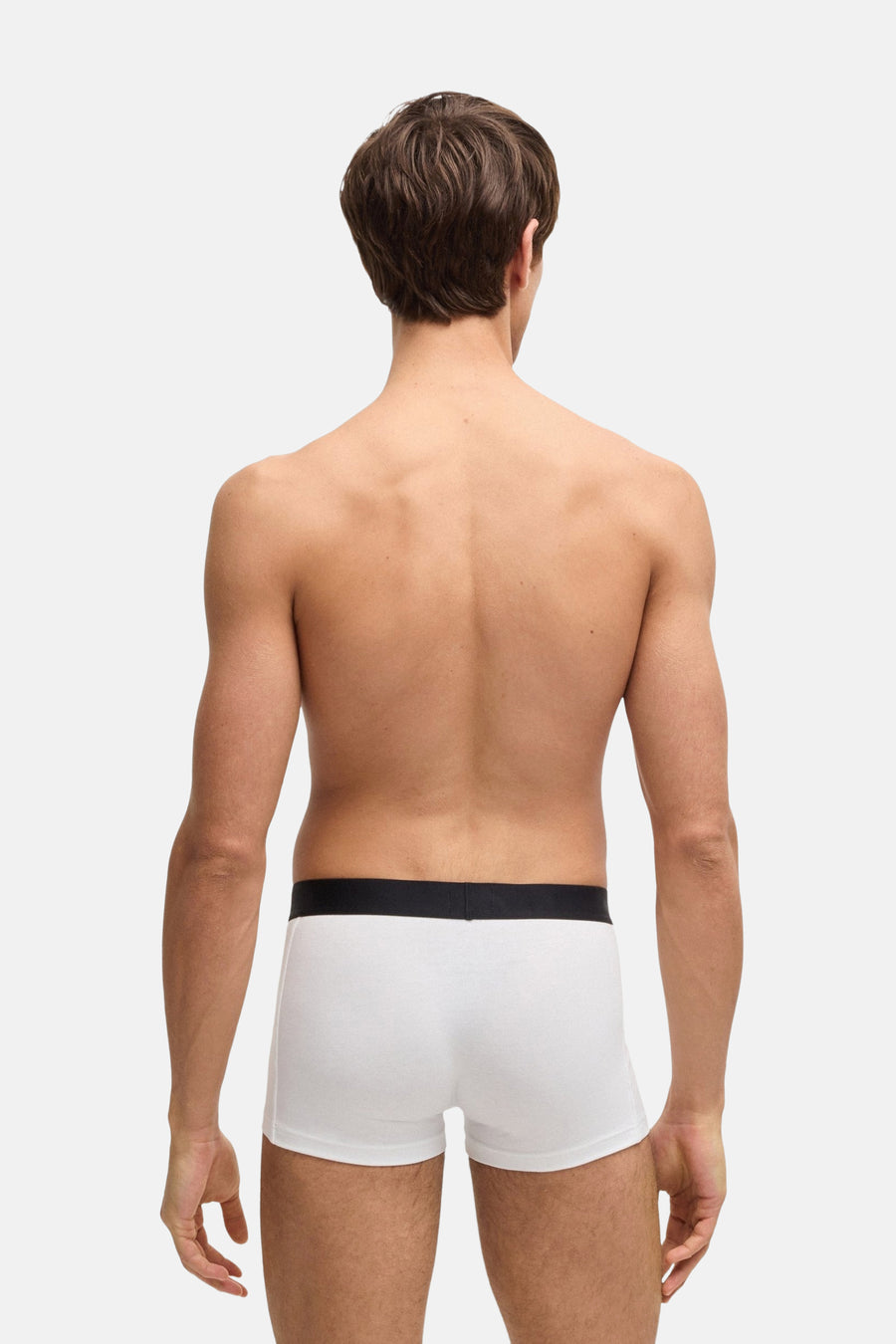 Boxer blanc par BOSS ORANGE, porté par un homme de dos, torse nu.