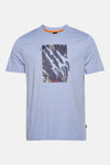 T-shirt bleu à manches courtes de BOSS ORANGE, avec motif graphique effet griffures sur le devant.
