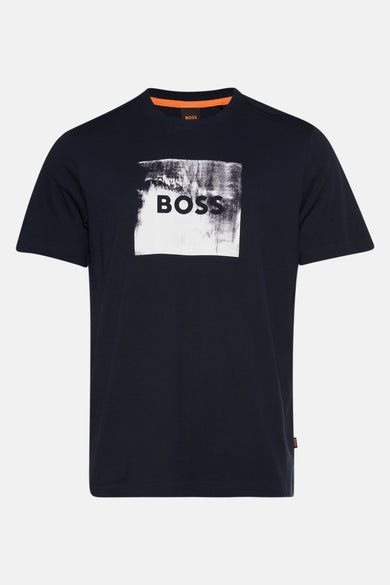 T-shirt bleu à manches courtes de BOSS, avec un motif graphique blanc carré sur le devant.