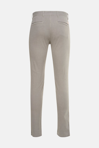 Chino écru de BOSS ORANGE, avec des poches arrière passepoilées et une texture subtile sur un fond uni.