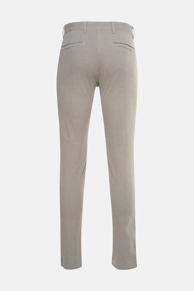 Chino écru de BOSS ORANGE, avec des poches arrière passepoilées et une texture subtile sur un fond uni.