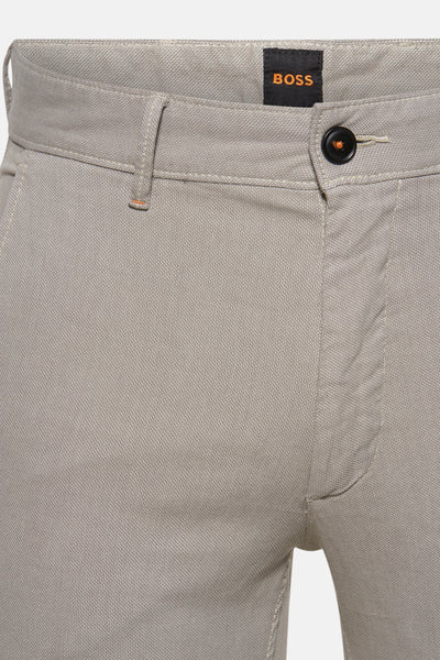 Chino écru de BOSS ORANGE, avec une texture discrète et un bouton marron foncé.