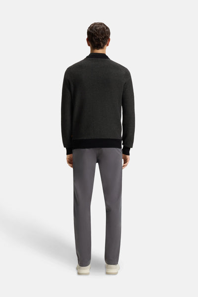 Zwarte rondehals trui van BOSS ORANGE, met een fijne textuur, gedragen met een grijze broek en beige schoenen.