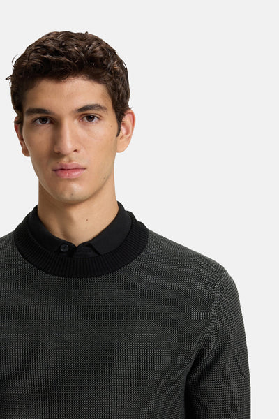 Pull à col rond noir de BOSS ORANGE avec motif texturé discret et col chemise apparent.
