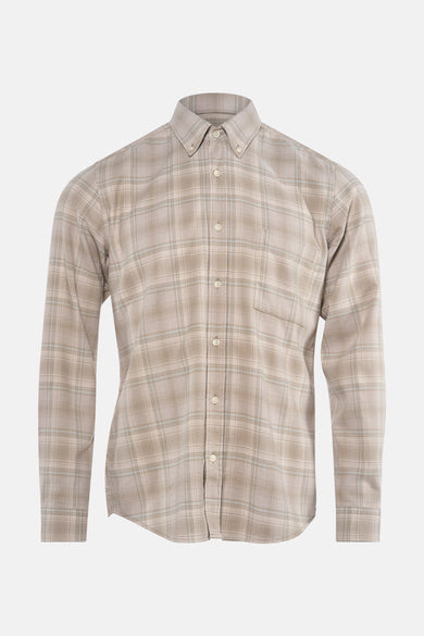 Chemise à manches longues grise BOSS ORANGE à carreaux discrets, avec poche poitrine et boutons blancs.