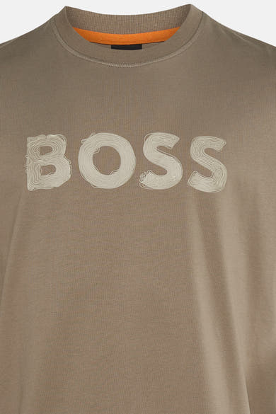 T-shirt beige à manches courtes de BOSS ORANGE, avec le mot « BOSS » imprimé, col rond orange.
