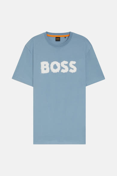 Blauw T-shirt met korte mouwen van BOSS ORANGE, met het woord "BOSS" in het wit op de voorkant gedrukt.