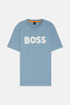 Blauw T-shirt met korte mouwen van BOSS ORANGE, met het woord "BOSS" in het wit op de voorkant gedrukt.
