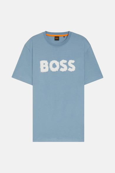 T-shirt bleu à manches courtes de BOSS ORANGE, avec le mot « BOSS » imprimé en blanc sur le devant.
