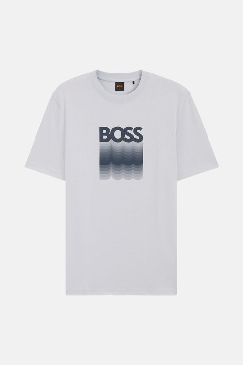 T-shirt à manches courtes gris de BOSS, avec logo BOSS effet vagues dégradées sur le devant.
