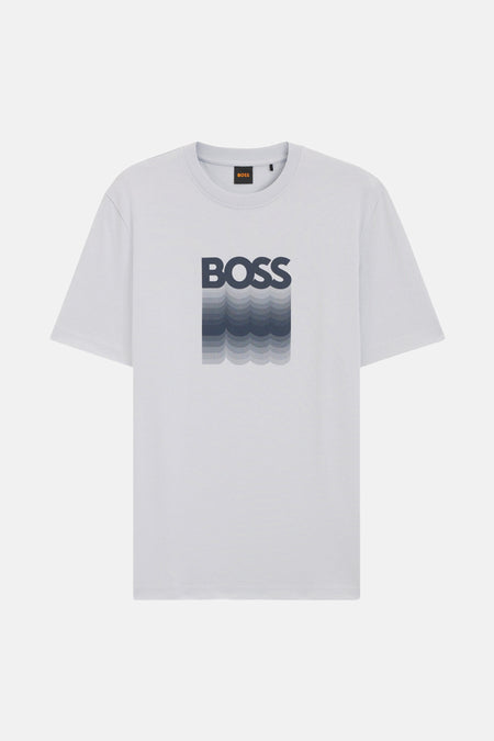 T-shirt à manches courtes gris de BOSS, avec logo BOSS effet vagues dégradées sur le devant.
