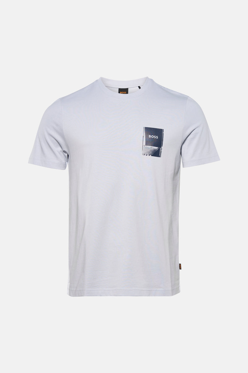 Grijze T-shirt met korte mouwen van BOSS ORANGE, met een decoratief vierkant patroon op de borst, gedragen met een casual blauwe jeans.