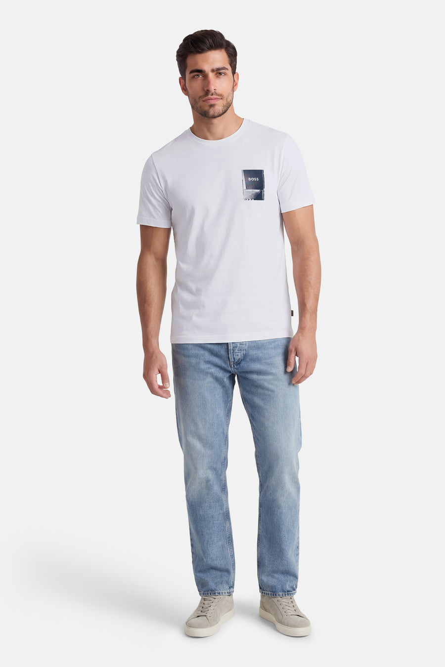 T-shirt à manches courtes gris de BOSS ORANGE, avec un motif carré décoratif sur la poitrine, porté avec un jean bleu décontracté.
