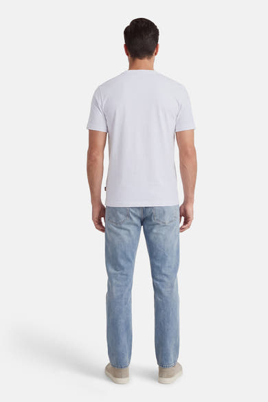 T-shirt à manches courtes gris par BOSS ORANGE, porté avec un jean décontracté et des chaussures de sport.