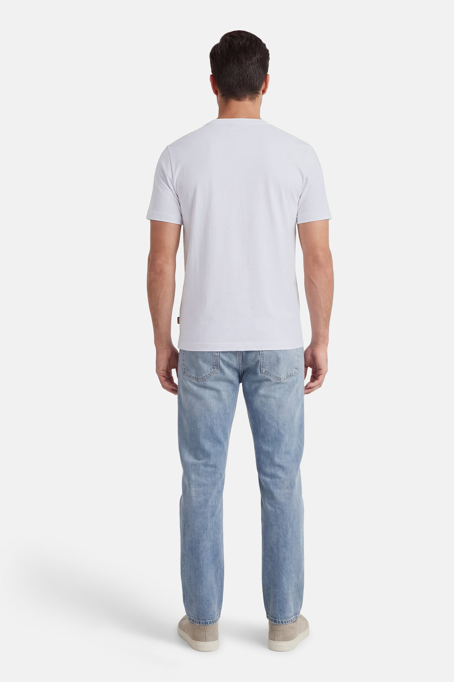 T-shirt à manches courtes gris par BOSS ORANGE, porté avec un jean décontracté et des chaussures de sport.