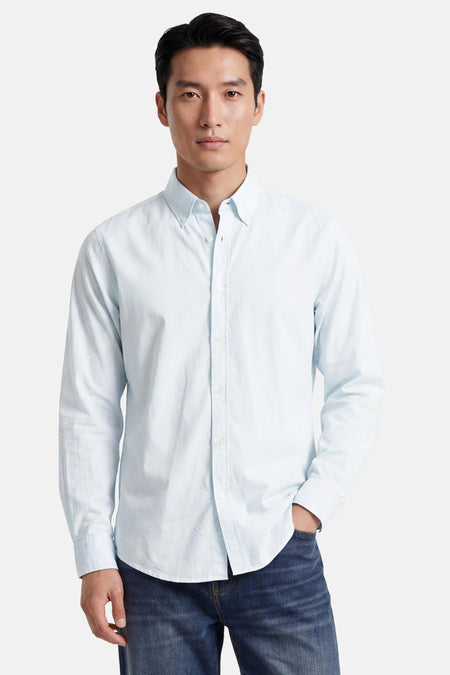 Chemise turquoise de BOSS ORANGE à manches longues et col boutonné, portée avec un jean.