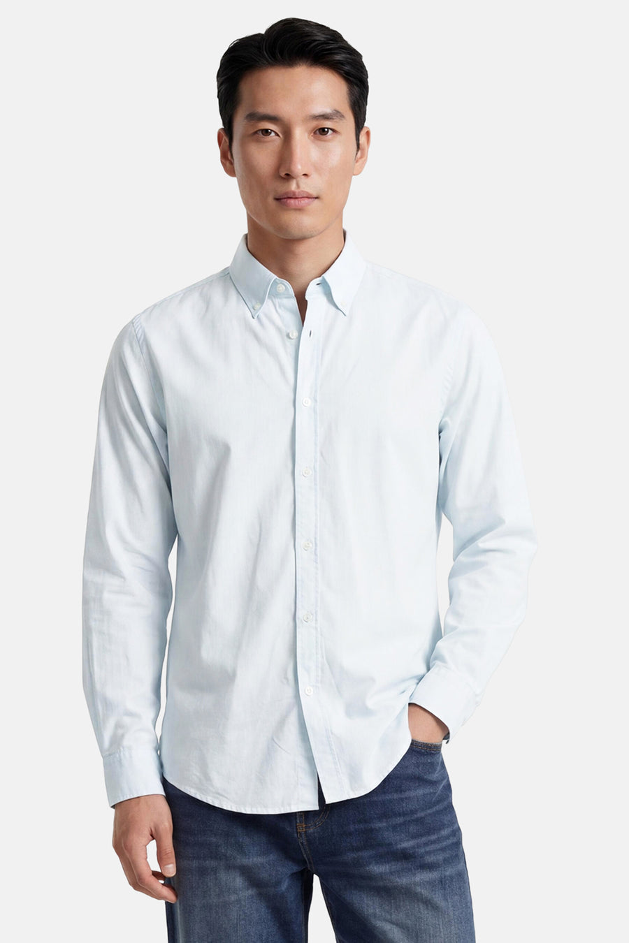 Chemise turquoise de BOSS ORANGE à manches longues et col boutonné, portée avec un jean.