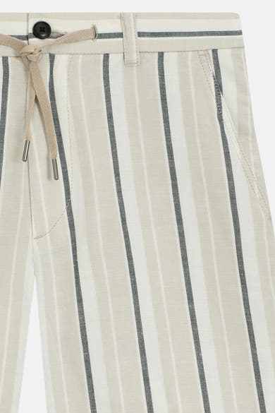 Short beige par BOSS ORANGE à rayures noires et blanches avec cordon de serrage.