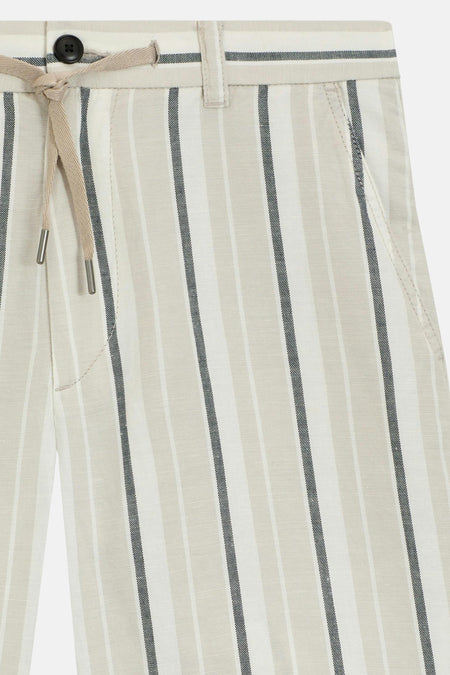 Short beige par BOSS ORANGE à rayures noires et blanches avec cordon de serrage.