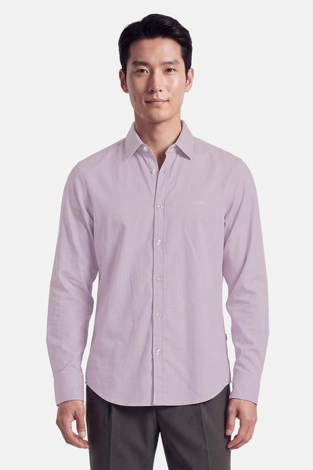 Chemise à manches longues rouge de BOSS ORANGE, en coton lisse, boutonnée, vue de face sur modèle portant pantalon gris