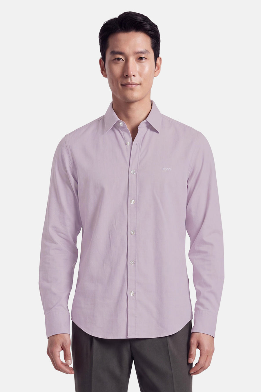 Chemise à manches longues rouge de BOSS ORANGE, en coton lisse, boutonnée, vue de face sur modèle portant pantalon gris