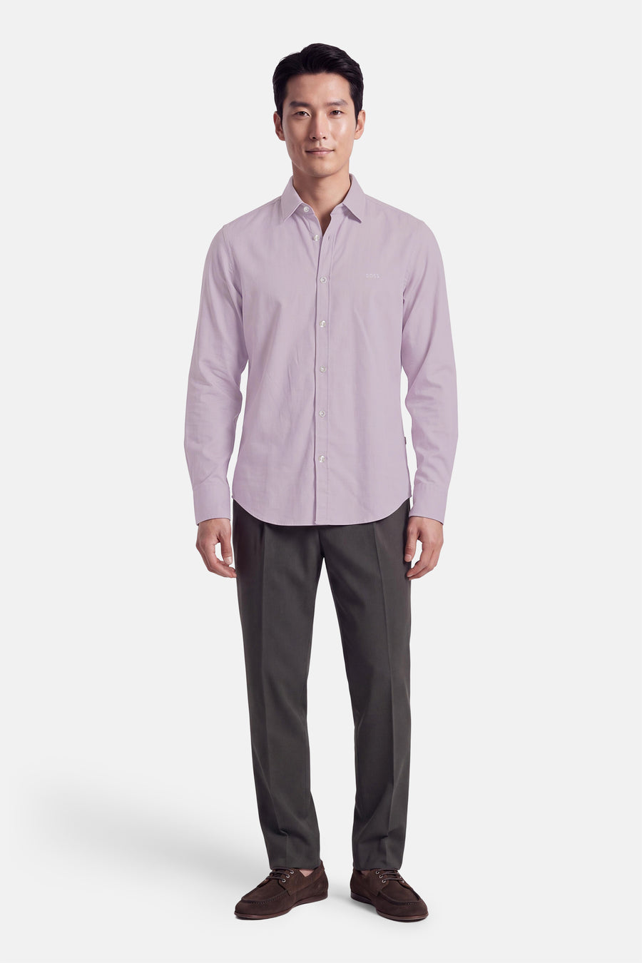 Chemise à manches longues violette par BOSS ORANGE, boutonnée, coupe ajustée, portée avec pantalon gris et chaussures marron, vue de face.