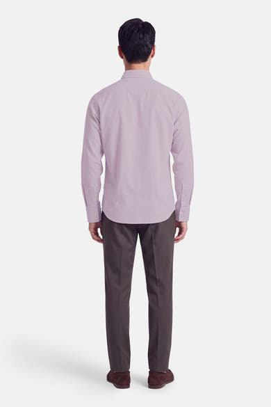 Chemise à manches longues rouge de BOSS ORANGE, vue dos, coupe ajustée, tissu lisse, portée avec pantalon gris et chaussures marron