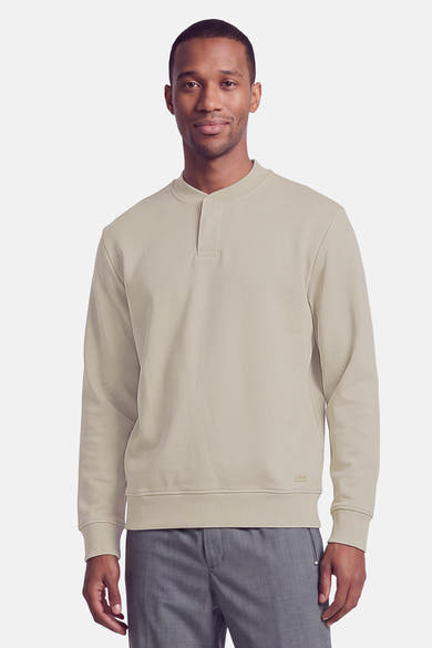 Sweat à col roulant beige de BOSS ORANGE, coupe droite, détail plaque discrète sur la poitrine, manches longues et ourlets côtelés, vue frontale.