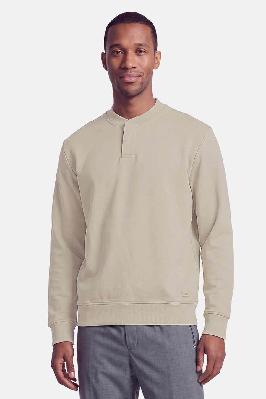 Sweat à col roulant beige de BOSS ORANGE, coupe droite, détail plaque discrète sur la poitrine, manches longues et ourlets côtelés, vue frontale.