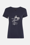 Blauw T-shirt met korte mouwen van MORE & MORE, met een decoratieve strik en de tekst "di che colore sono i tuoi sogni?" in het wit.