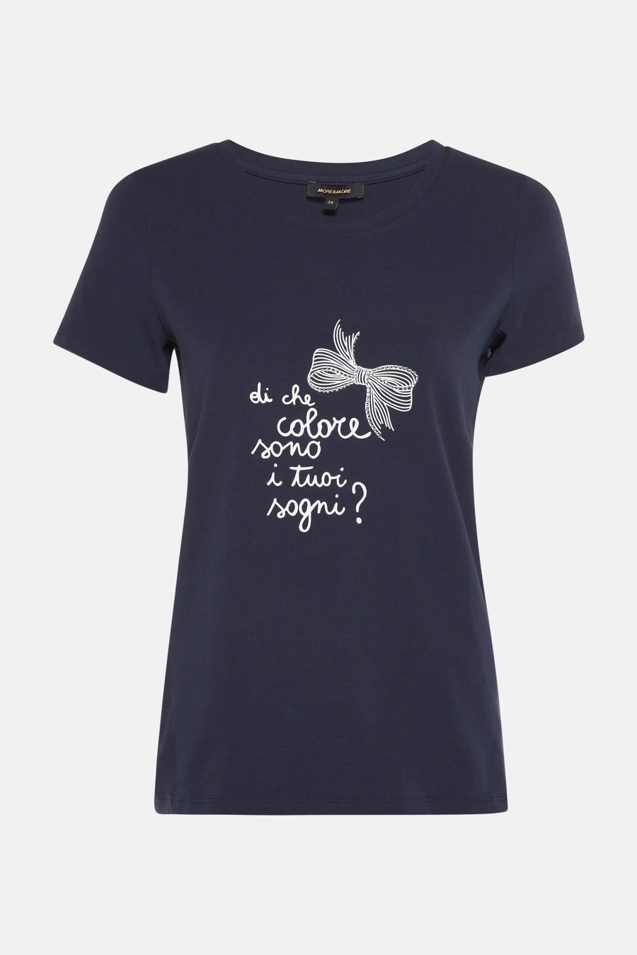 Blauw T-shirt met korte mouwen van MORE & MORE, met een decoratieve strik en de tekst "di che colore sono i tuoi sogni?" in het wit.