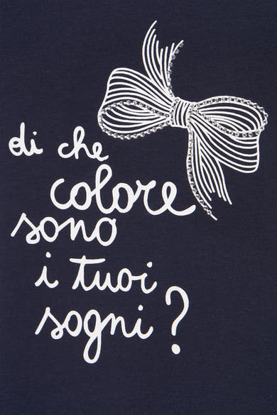 T-shirt bleu à manches courtes de MORE & MORE, avec un nœud décoratif et l'inscription "di che colore sono i tuoi sogni?" en blanc.
