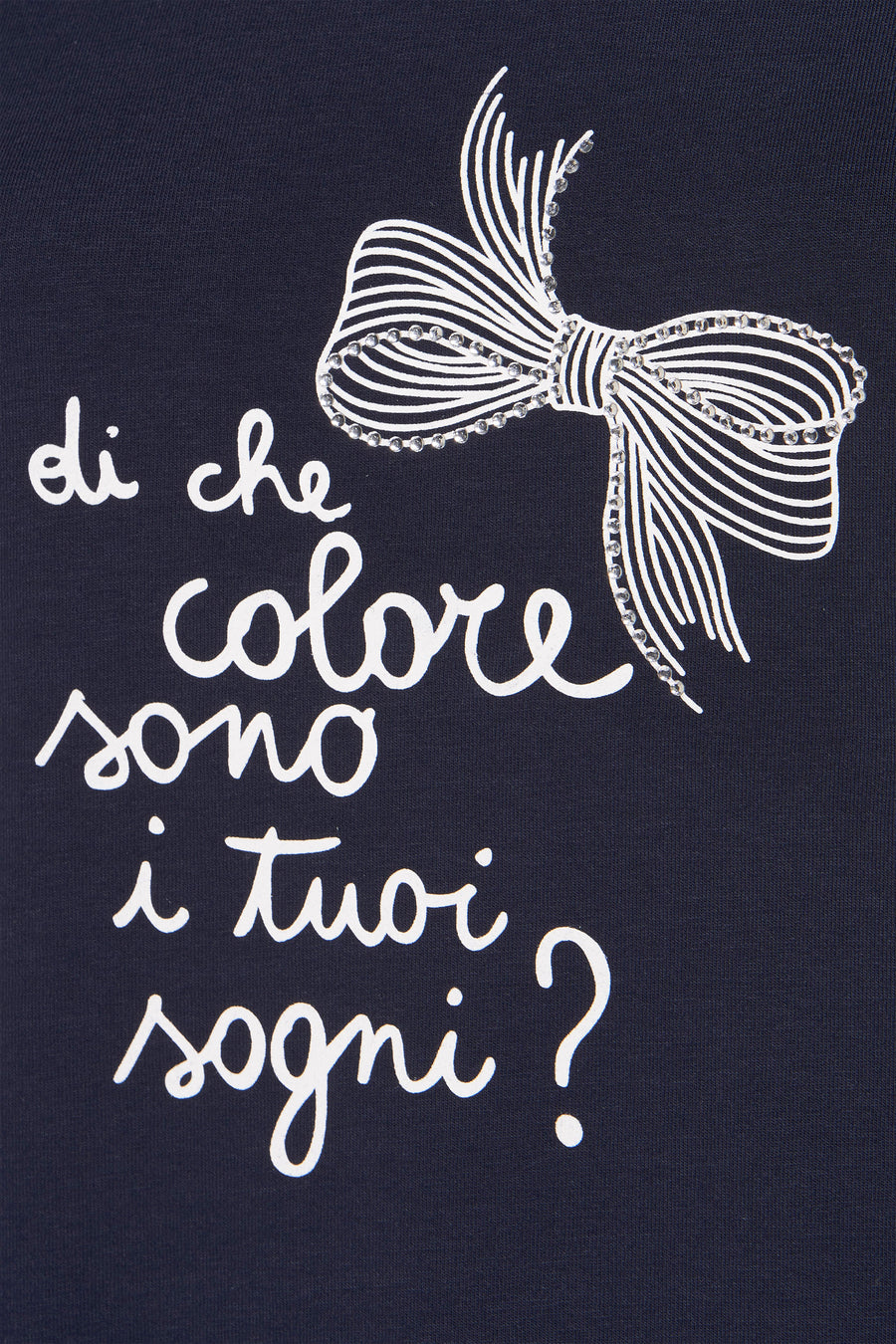 T-shirt bleu à manches courtes de MORE & MORE, avec un nœud décoratif et l'inscription "di che colore sono i tuoi sogni?" en blanc.
