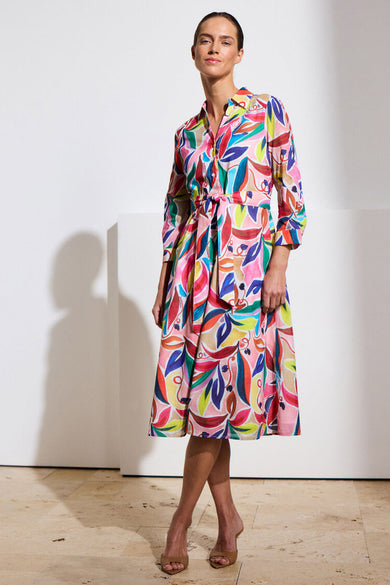 Multikleurenjurk met korte mouwen van MORE & MORE, met bloemenprint op een roze achtergrond, strikceintuur.