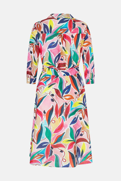 Robe multicolore à manches courtes de MORE & MORE, avec motif floral sur fond rose, ceinture nouée.
