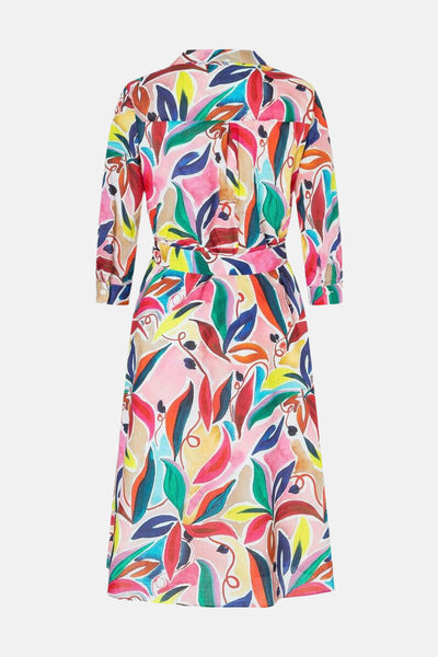 Robe multicolore à manches courtes de MORE & MORE, avec motif floral sur fond rose, ceinture nouée.
