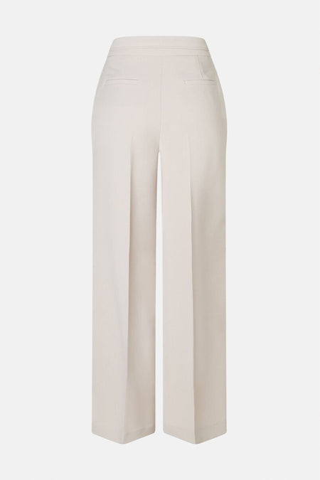 Pantalon beige par MORE & MORE, coupe droite avec plis verticaux, poches passepoilées arrière.