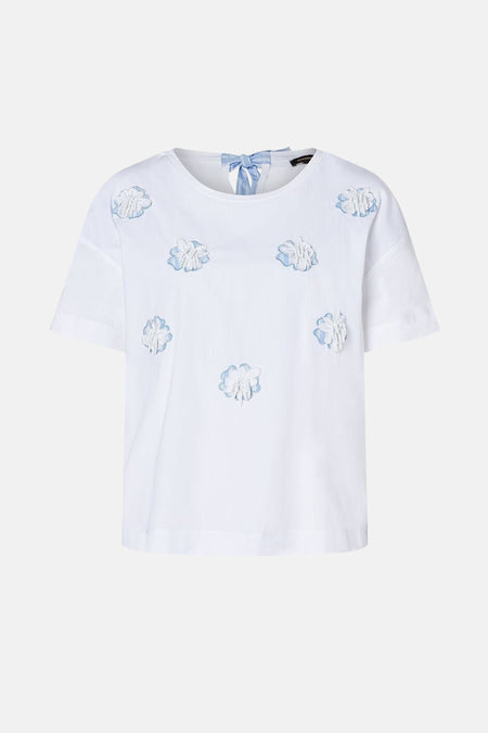 Wit T-shirt met korte mouwen van MORE & MORE, versierd met een blauw-wit gestreept lint op de rug.