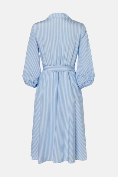 Robe longue bleue rayée de MORE & MORE, avec manches trois-quarts et ceinture ton sur ton, vue de dos.

