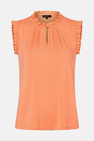 Top sans manches orange par MORE & MORE, avec un col montant à froufrous et des détails froncés.