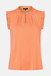 Top sans manches orange par MORE & MORE, avec un col montant à froufrous et des détails froncés.