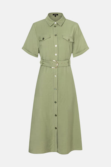 Robe longue kaki de MORE & MORE avec une ceinture à boucle dorée, manches courtes et boutonnée sur toute la longueur.