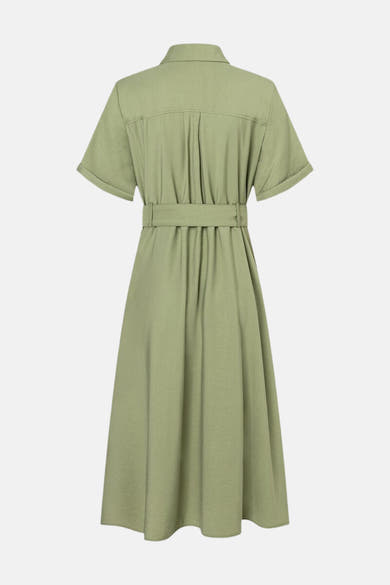 Robe longue kaki de MORE & MORE, avec ceinture et plis décoratifs au dos.