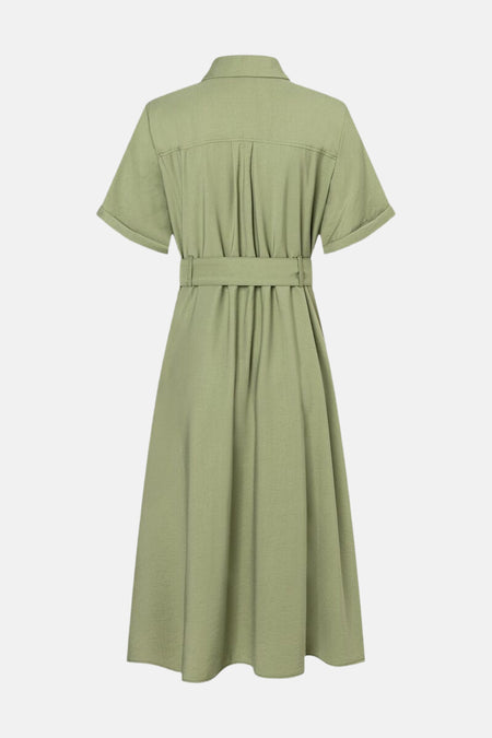 Robe longue kaki de MORE & MORE, avec ceinture et plis décoratifs au dos.