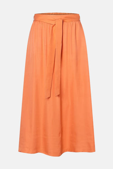 Jupe longue orange par MORE & MORE avec ceinture à nouer et texture légèrement froissée.