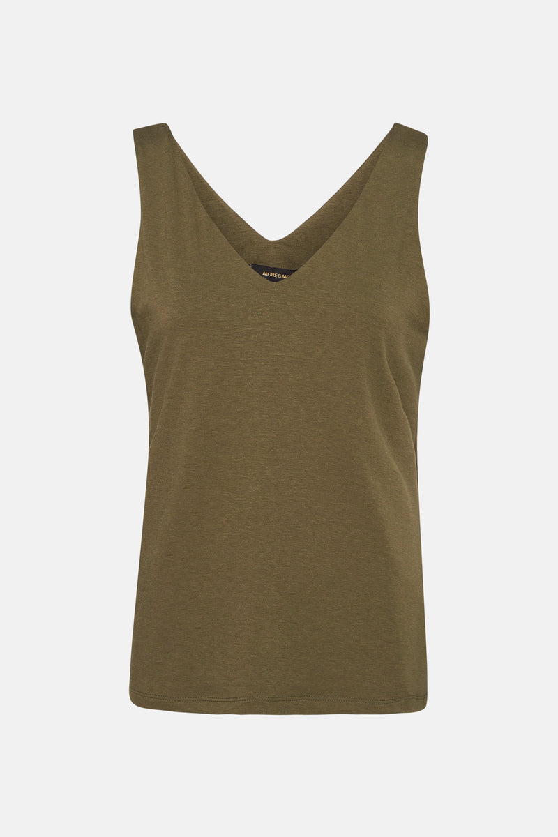 Mouwloze top in kaki van MORE & MORE, relaxte pasvorm en diepe V-hals.