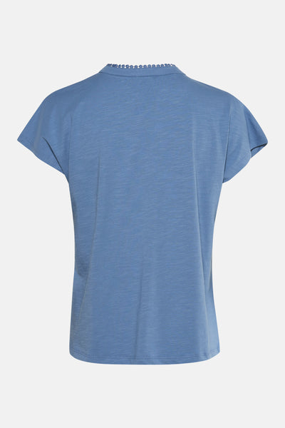 T-shirt bleu à manches courtes de MORE & MORE, avec détail dentelle au col.