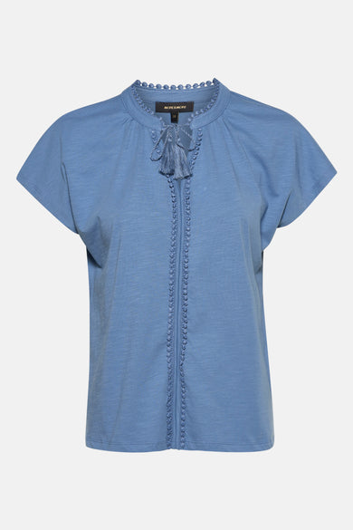 T-shirt bleu à manches courtes de MORE & MORE, avec détails brodés et liens décoratifs à pompons.
