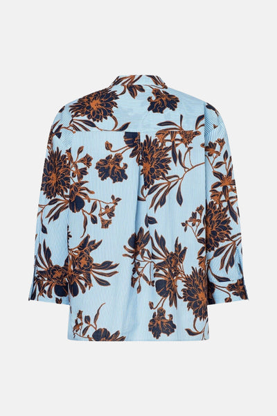 Blouse met blauwe strepen en bloemenprint van MORE & MORE, van achteren gezien.